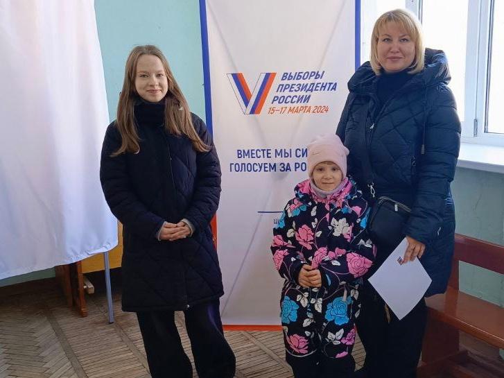 Семьи учащихся голосуют на избирательных участках..