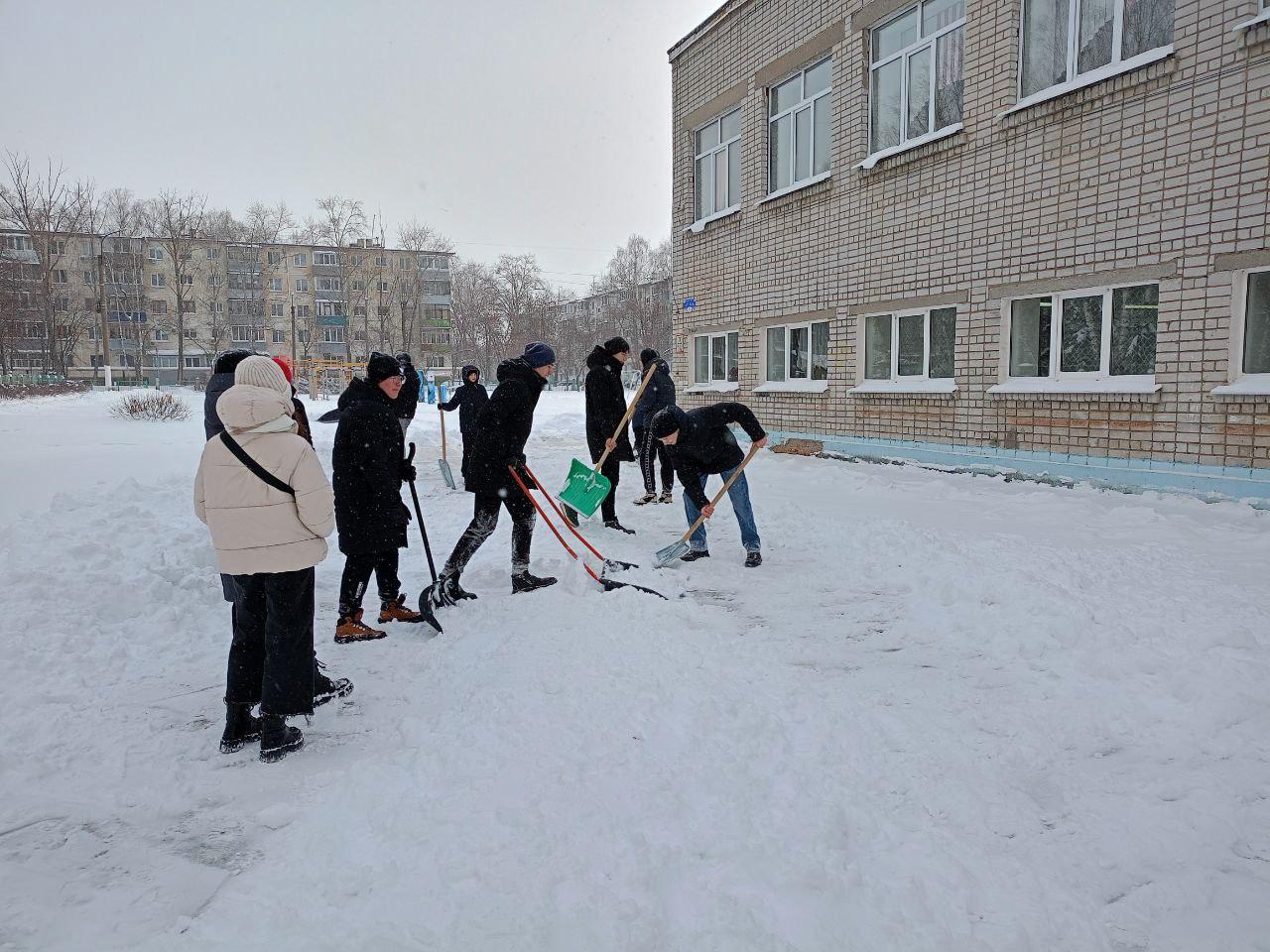 Уборка пришкольной территории от снега..