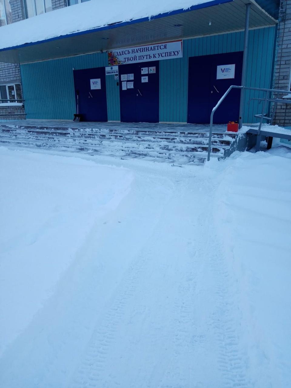 Уборка пришкольной территории..
