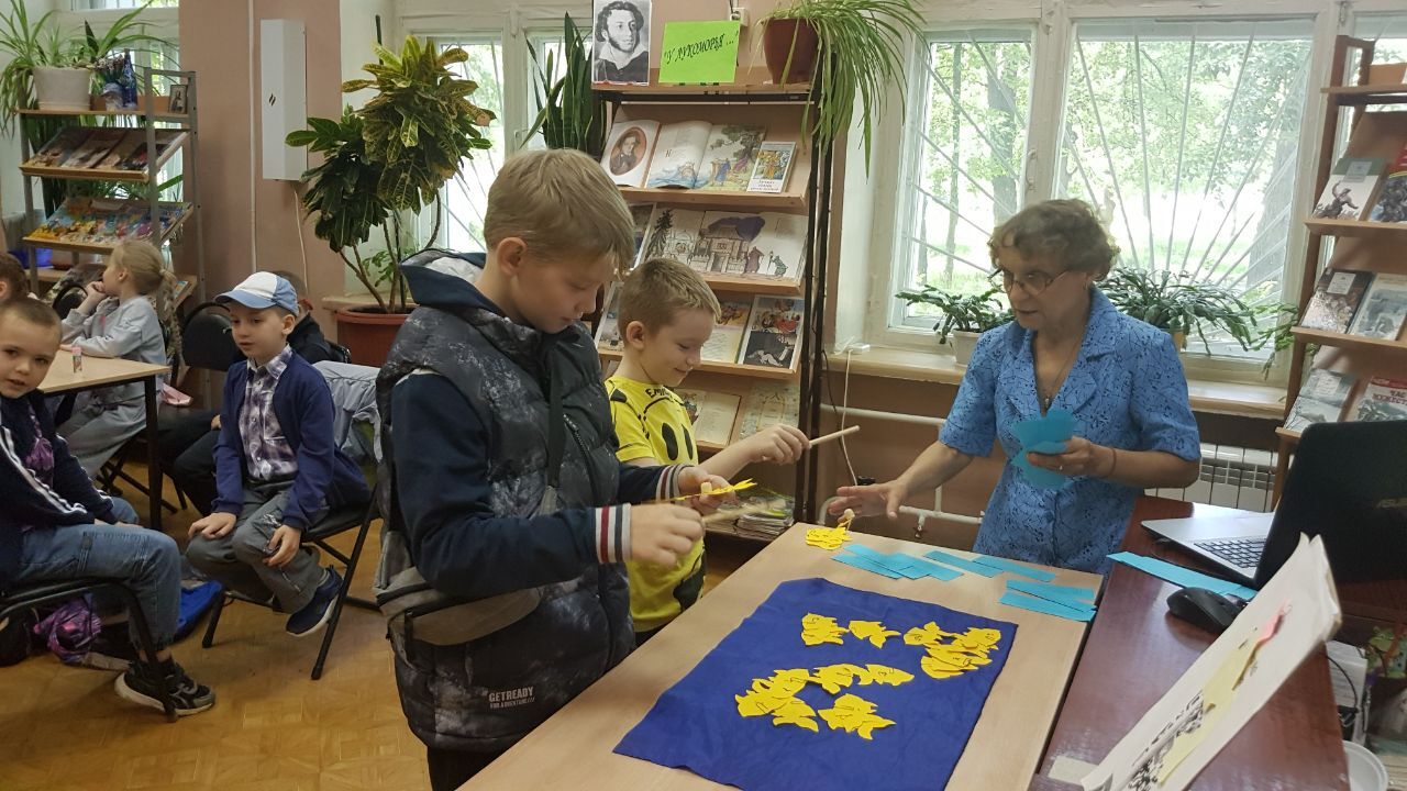Летний лагерь. Экскурсия в библиотеку..