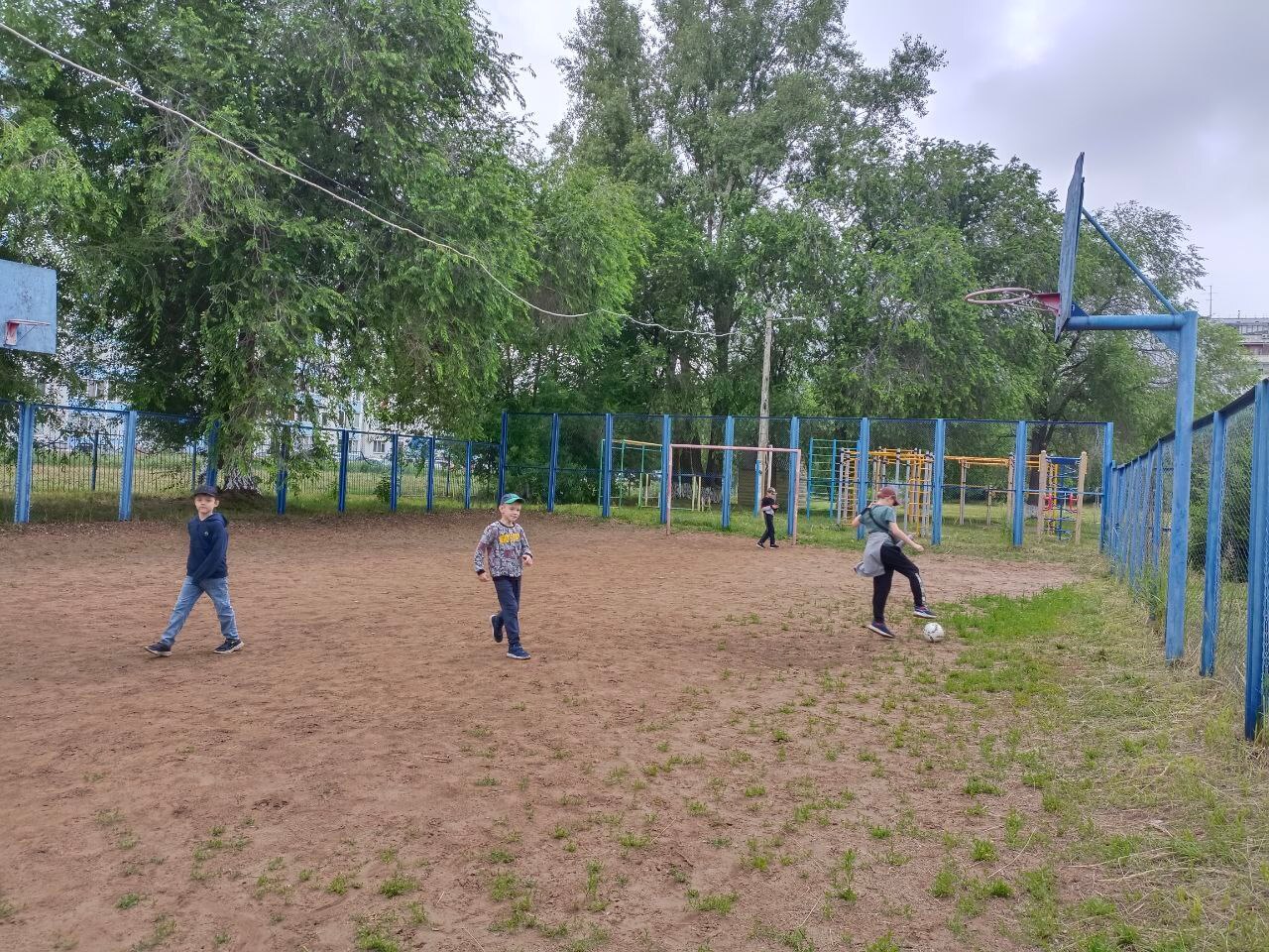 Прогулка в сквер детей из пришкольного лагеря..