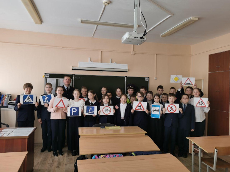 Беседа инспектора ГИБДД с учениками о правилах дорожного движения..